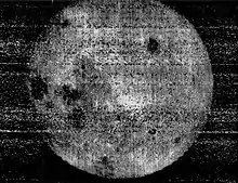 Image bruitée de la Lune, peu de détails sont observables.