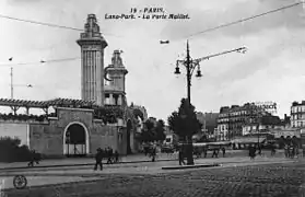 Entrée du parc, la gare Porte Maillot dans le fond.