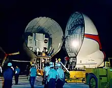 Module lunaire démonté, dans un hangar.