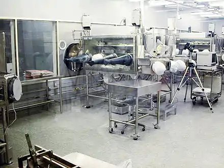 Salle blanche du Lunar Sample Laboratory Facility en 2001.