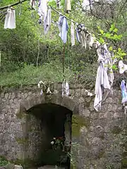 Fontaine miraculeuse près de l'église Notre-Dame de Nize à Lunas.