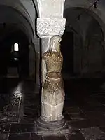 Finn le géant étreignant une colonne de la crypte pour détruire la cathédrale.