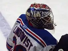 Photographie de trois-quarts dos de Henrik Lundqvist dans la tenus des Rangers de New York