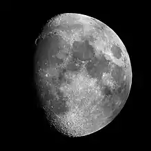 Environ trois quarts de la Lune sont visibles.