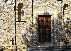 Niches de la façade occidentale de l'église San Vitus à Lunghignano (Corse).