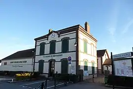 Groupe scolaire Jules Ferry et maison du Luat Clairet.