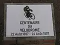 Plaque commémorative du vélodrome de Lurcy-Lévis.