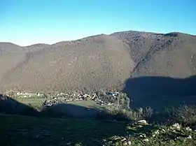 Vue du village de Luscan depuis le sommet.