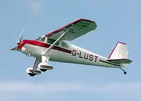 Un Luscombe 8 en vol en 2005.