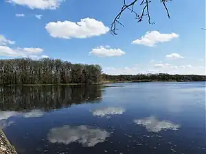 Au fond, la rive orientale.