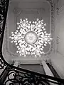 Lustre en cristal Baccarat de la cage du grand escalier.