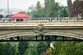 La passerelle s'intègre de façon discrète et ne dénature pas l'ouvrage historique.