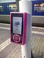 Valideur mKaart sur un quai de gare.