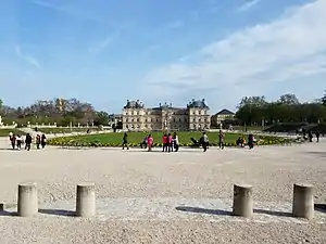 Le palais du Luxembourg vu depuis l'axe sud en avril 2018.