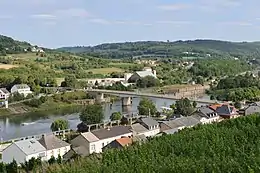 Perl à l'arrière-plan et la Moselle, vus depuis le Luxembourg.