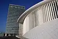 823 colonnes en acier blanc bordent la façade de la Philharmonie du Luxembourg