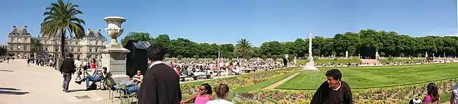 Panoramique sur le jardin du Luxembourg. À gauche, le palais du Luxembourg.