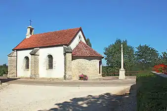 Chapelle et croix monumentale.