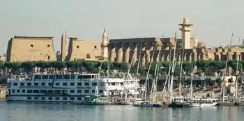 Le temple de Louxor vu du Nil.