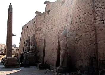 Pylône du temple de Louxor avec les colosses de Ramsès II.