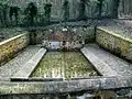 Le lavoir de Roquemont à l'ouest du bourg de Luzarches, près du château de Rocquemont. Il fut initialement couvert, mais les toits n'ont pas été remplacés lors de la rénovation.