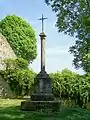 Le calvaire ou la croix Saint-Côme, sur les hauteurs de Luzarches près du mur d'enceinte du château d'En-haut.