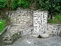 La fontaine de Rocquemont, qui ne dispense plus qu'un mince filet d'eau. Ce fut pourtant l'unique source d'eau potable dont pouvaient disposer les habitants durant tout le XIXe siècle.