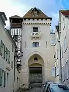 La porte Saint-Côme en haut de la rue du même nom faisait partie de la nouvelle enceinte du château d'En-Haut dont ce dernier a été muni au XIIIe siècle. Au XIXe siècle, elle a été reconstruite dans le style troubadour.