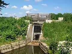 Pont sur l'Ysieux à l'endroit où le ruisseau quitte la commune de Luzarches (photo) pour celle de Chaumontel