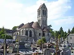 Façade orientale de l'église Saint-Côme-et-Saint-Damien : ici, la multitude de styles architecturaux de l'édifice se voit de la meilleure façon. À gauche, la chapelle de la Vierge ; au centre, le chœur roman.