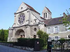 Le portail de l'église paroissiale Saint-Côme-Saint-Damien de 1537, conçu par le maître maçon Nicolas de Saint-Michel dans le style de la première Renaissance. À droite, le presbytère.