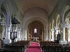 La nef de l'église Saint-Côme-et-Saint-Damien a été remaniée dans le style de la néo-Renaissance à l'occasion de l'ajout d'une travée à l'ouest, au début du XIXe siècle. Le chœur roman est bien visible au fond.