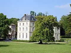 Le « château d'Hérivaux », bâtiment conventuel profondément modifié des XVIIe et XVIIIe siècles. À gauche, une tour qui fait partie des communs construits en 1820.