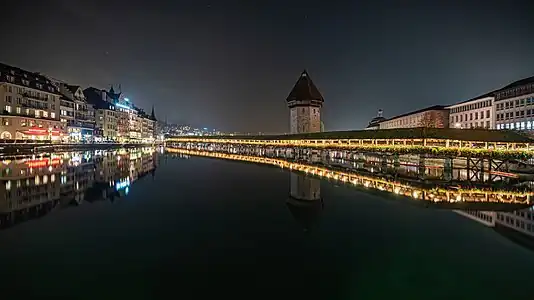 Le Pont de la Chapelle, ou Kapellbrücke la nuit à Lucerne. Octobre 2022.