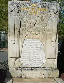Détail du monument de Luzy.