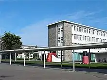 Vue sur deux des bâtiments d'enseignement général du Lycée Aristide Briand. On aperçoit les modèles réduits de cheminées de navires construits à Saint-Nazaire.