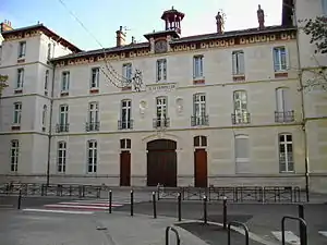 Photo de l'entrée du lycée Champollion.