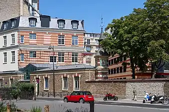 Façade, boulevard Émile-Augier.