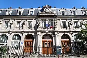 Lycée Jeanson-de-Sailly aux n°94-106.