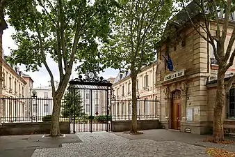 Grille et façades, rue d'Auteuil.