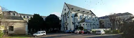 Photographie panoramique du lycée Joachim-du-Bellay, dont la chapelle de l'ancien grand séminaire Saint-Serge.