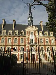 No 21 : entrée du lycée Pasteur.