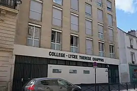 Lycée Thérèse-Chappuis au no 52.