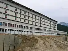 Bâtiment rectiligne à la longue façade blanche