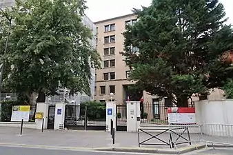 Vue de l’entrée du lycée d’État Jean-Zay.