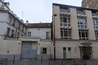 Lycée aux nos 40-42, anciens ateliers de Louis-Joseph Deleuil.