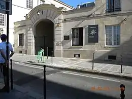 Une des entrées du lycée Charlemagne.