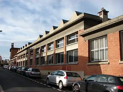 Façade du lycée sur la rue Claude Burgod.