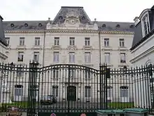 Vue d'un bâtiment à trois étages et architecture néo-classique.