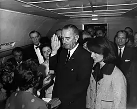 Prestation de serment du vice-président américain Lyndon B. Johnson à la présidence des États-Unis d'Amérique après l'assassinat de John Fitzgerald Kennedy, en novembre 1963 à bord du VC-137C SAM 26000.